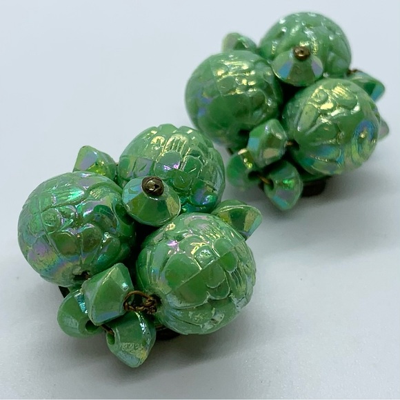 VTG GREEN BEADED EARRINGS CLIP MADE IN AUSTRIA MOLDED CELLULOID PLASTIC SHIMMER - Picture 2 of 7